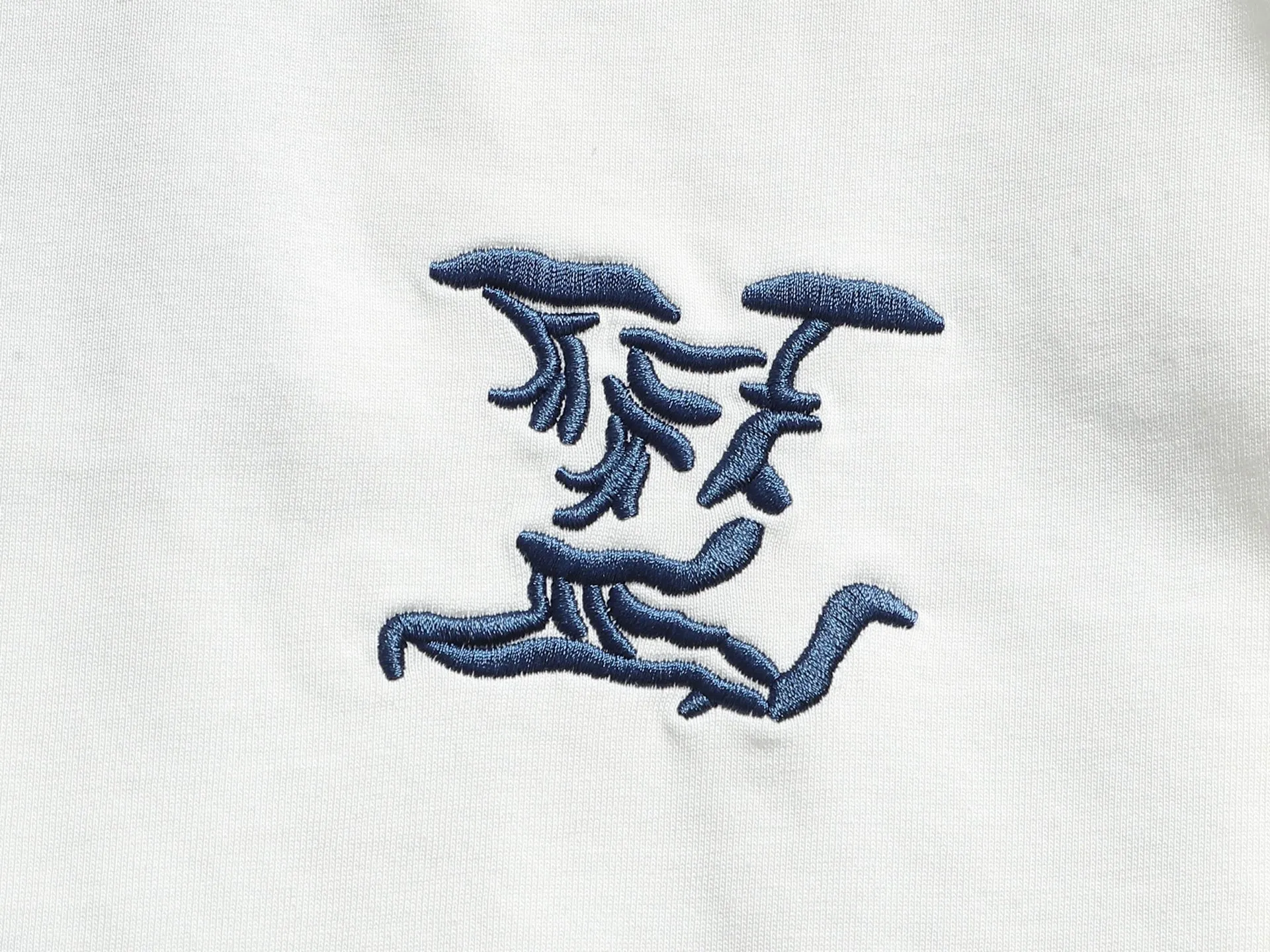 🅿️220 Louis Vuitton/Louis Vuitton High-end craftsmanship 1,000-needle embroidery. The large logo is exquisitely upgraded, inspired by the retro embroidery of the 1980s. Original fabric. Official same style. Short-sleeved T-shirt. Same vat dyed fabric. Very comfortable to the touch. The latest brick cabinet synchronization for spring and summer. Fashionable and personalized. Super versatile and good-looking. Very suitable for both men and women. A must-have for everyone. Hang tag. Collar label. Washed wheat. Complete with three labels. Color: black, white, khaki. Size: S M L XL |